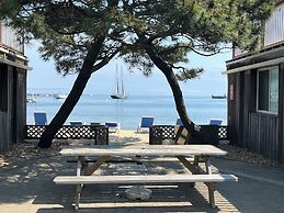 Vineyard Harbor Motel - Private Beach