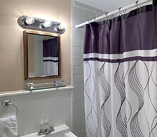 Vineyard Harbor Motel - Private Beach