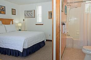 Vineyard Harbor Motel - Private Beach