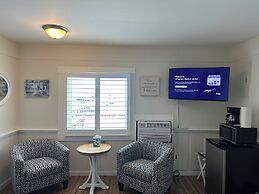 Vineyard Harbor Motel - Private Beach