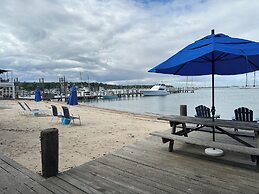 Vineyard Harbor Motel - Private Beach