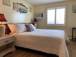 Vineyard Harbor Motel - Private Beach