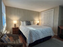Vineyard Harbor Motel - Private Beach