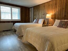 Vineyard Harbor Motel - Private Beach