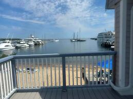 Vineyard Harbor Motel - Private Beach