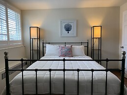 Vineyard Harbor Motel - Private Beach