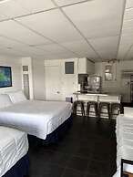 Vineyard Harbor Motel - Private Beach