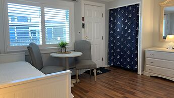 Vineyard Harbor Motel - Private Beach