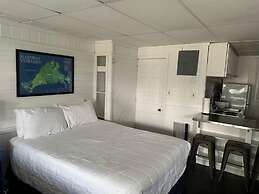 Vineyard Harbor Motel - Private Beach