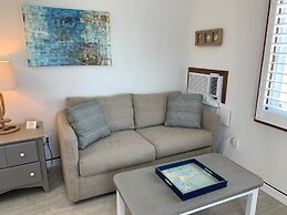 Vineyard Harbor Motel - Private Beach