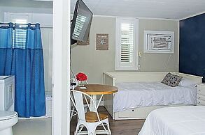 Vineyard Harbor Motel - Private Beach