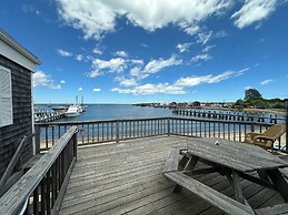 Vineyard Harbor Motel - Private Beach