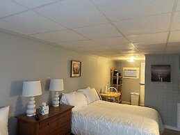 Vineyard Harbor Motel - Private Beach