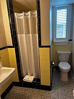 Vineyard Harbor Motel - Private Beach