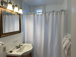 Vineyard Harbor Motel - Private Beach