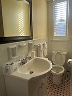 Vineyard Harbor Motel - Private Beach