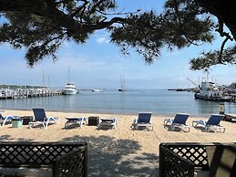 Vineyard Harbor Motel - Private Beach