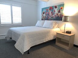 Vineyard Harbor Motel - Private Beach