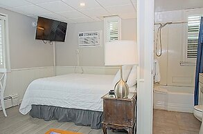 Vineyard Harbor Motel - Private Beach