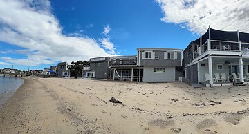 Vineyard Harbor Motel - Private Beach