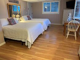 Vineyard Harbor Motel - Private Beach