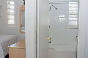 Vineyard Harbor Motel - Private Beach