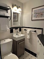 Vineyard Harbor Motel - Private Beach