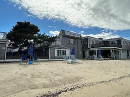 Vineyard Harbor Motel - Private Beach