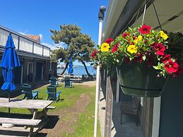 Vineyard Harbor Motel - Private Beach