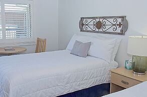 Vineyard Harbor Motel - Private Beach