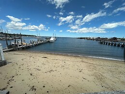 Vineyard Harbor Motel - Private Beach