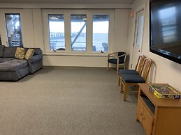 Vineyard Harbor Motel - Private Beach