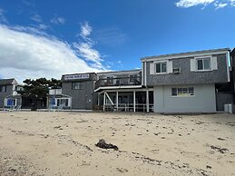 Vineyard Harbor Motel - Private Beach