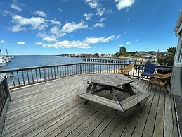 Vineyard Harbor Motel - Private Beach