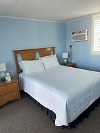 Vineyard Harbor Motel - Private Beach