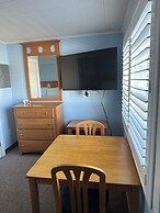 Vineyard Harbor Motel - Private Beach