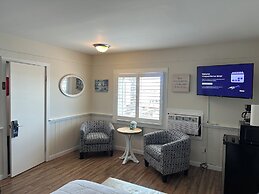 Vineyard Harbor Motel - Private Beach
