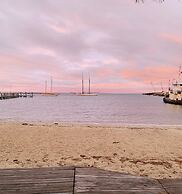 Vineyard Harbor Motel - Private Beach
