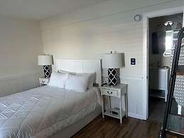 Vineyard Harbor Motel - Private Beach