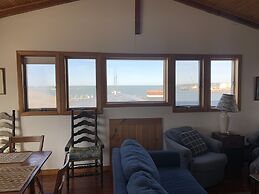 Vineyard Harbor Motel - Private Beach