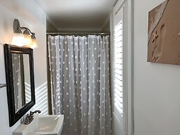 Vineyard Harbor Motel - Private Beach