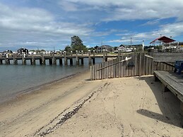 Vineyard Harbor Motel - Private Beach