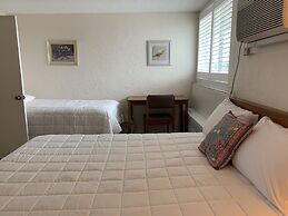 Vineyard Harbor Motel - Private Beach