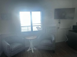 Vineyard Harbor Motel - Private Beach