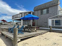 Vineyard Harbor Motel - Private Beach