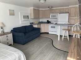 Vineyard Harbor Motel - Private Beach