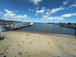 Vineyard Harbor Motel - Private Beach