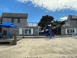 Vineyard Harbor Motel - Private Beach
