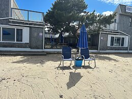 Vineyard Harbor Motel - Private Beach
