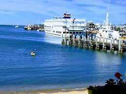 Vineyard Harbor Motel - Private Beach